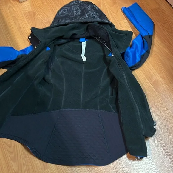 EUC Lululemon Run: Bundle Up Jacket (US 8) - Black / Beaming Blue - Picture 12 of 16